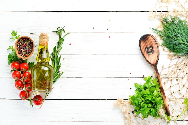 Świeże zioła i warzywa na drewnianym stole